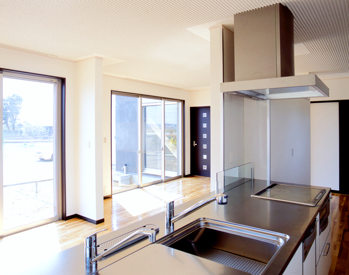 既製品を活用したオープンキッチン