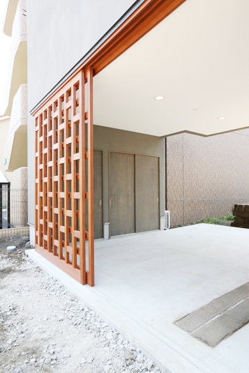 ガレージ入り口格子戸