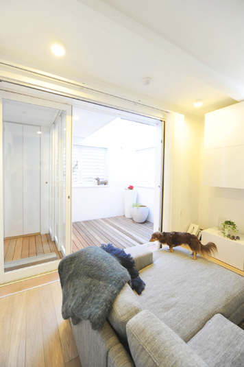 リビングとつながるウッドデッキバルコニー