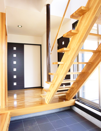 和モダンな玄関に合わせた木階段