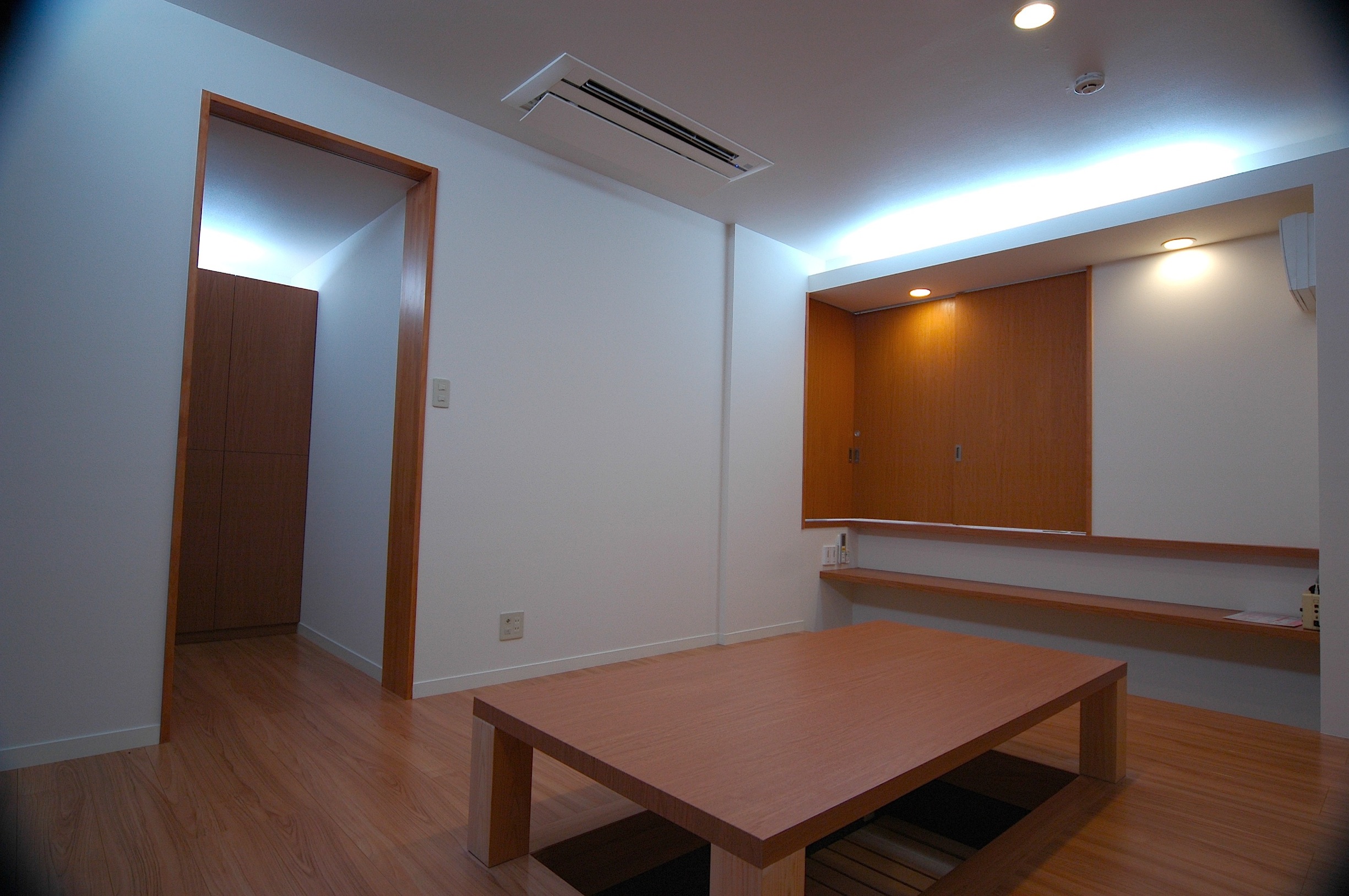 壁の中に隠れている引き戸によって、２つになったり、１つになったりする部屋