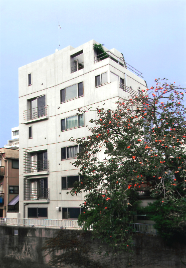 上質で均整の取れたデザインの打ち放しコンクリート