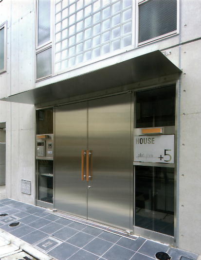 スチールとコンクリートを基調にしたデザイン玄関