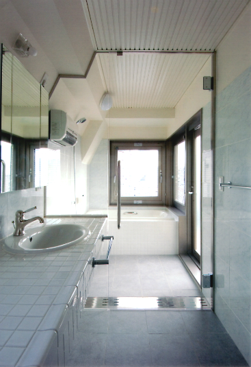 眺めの良いデザイン性の高い浴室