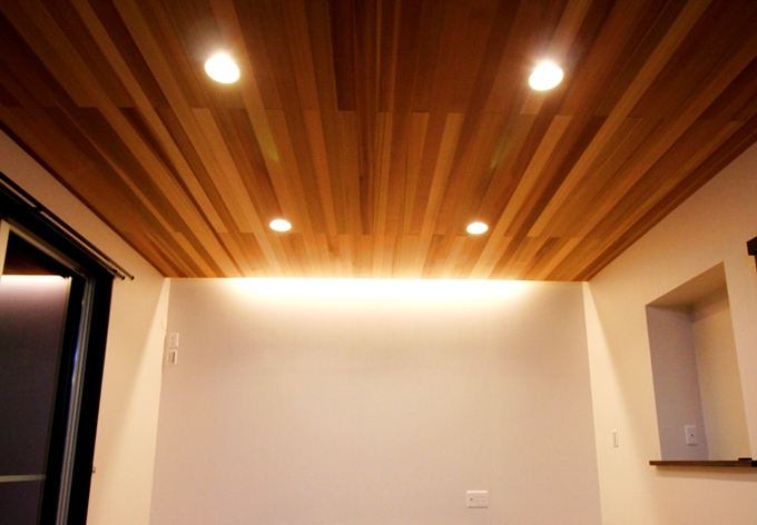 米杉板張りのリビング空間