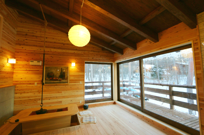 囲炉裏テーブルとバルコニー