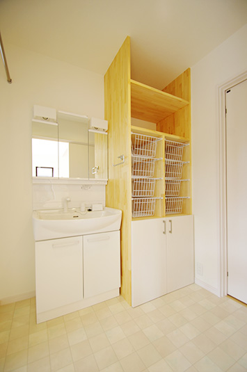 洗面横の収納棚も造作