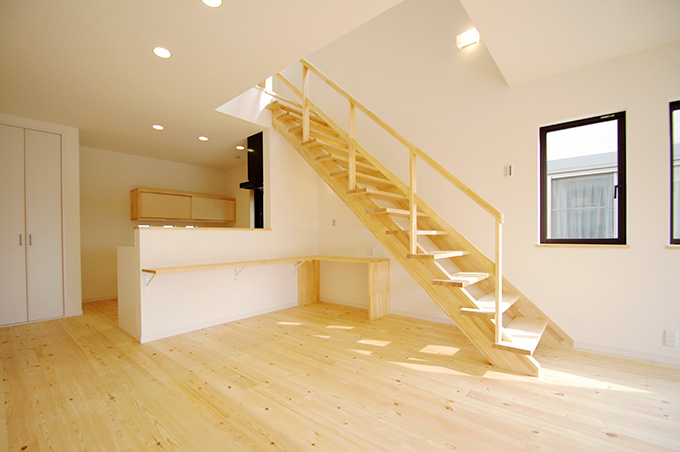 無垢材の床。温もりのある優しい印象のLDK。木製リビング階段