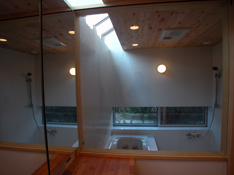 トップライトのある浴室