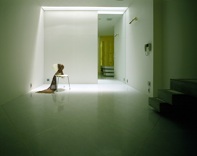 地下の寝室に幻想的な光が落ちる