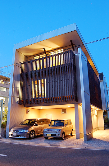 夜のライトアップに照らされると、より一層存在感を増す外観