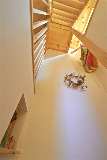 階段吹抜を見上げる