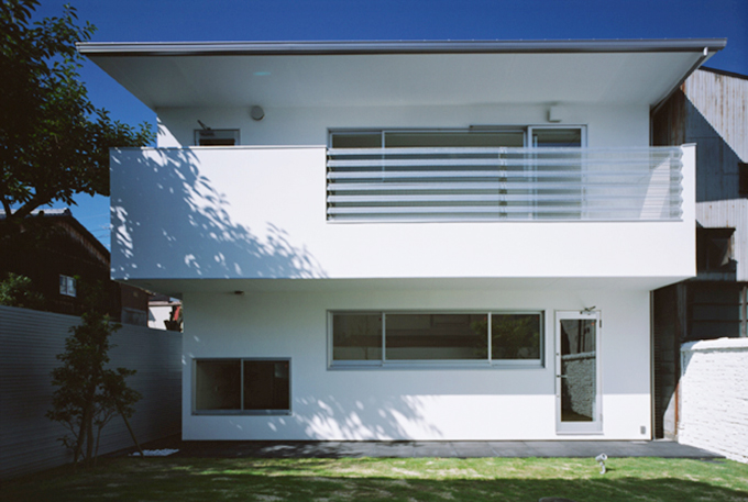 南側の庭に面したバルコニー