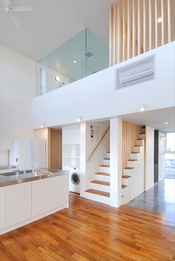 メゾネット住宅の天井の高い吹抜け