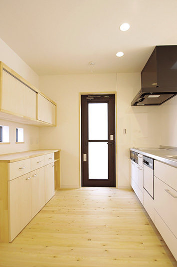 使い勝手の良いキッチン　キッチンカウンターも造作