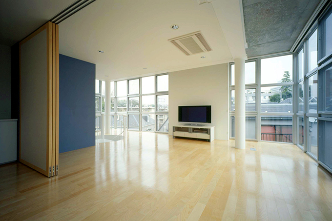 天井まで届く開口で圧迫感がないリビング