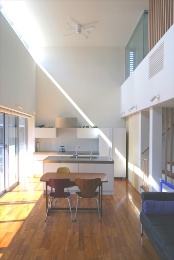 ハイサイドライトから光の入る天井の高いLDK