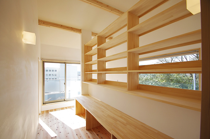 パブリックスペースの本棚とカウンターテーブル