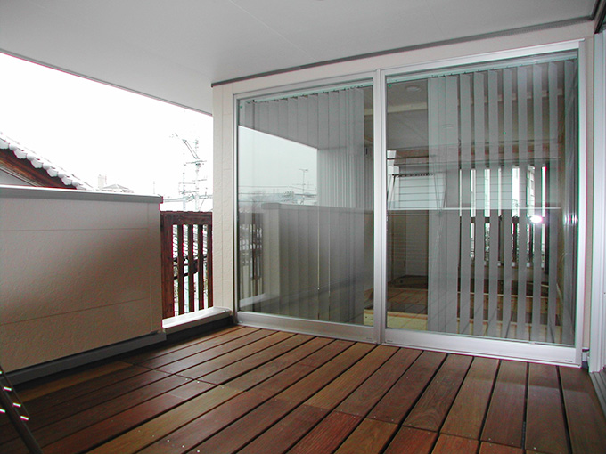３階バルコニーの大窓が２階のリビングへ優しい光を届ける