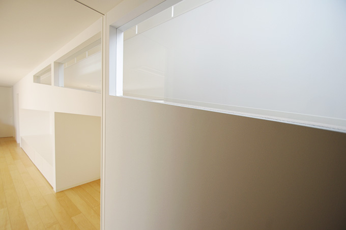 リビングから見たスロープ袖FIX窓　スロープ下収納