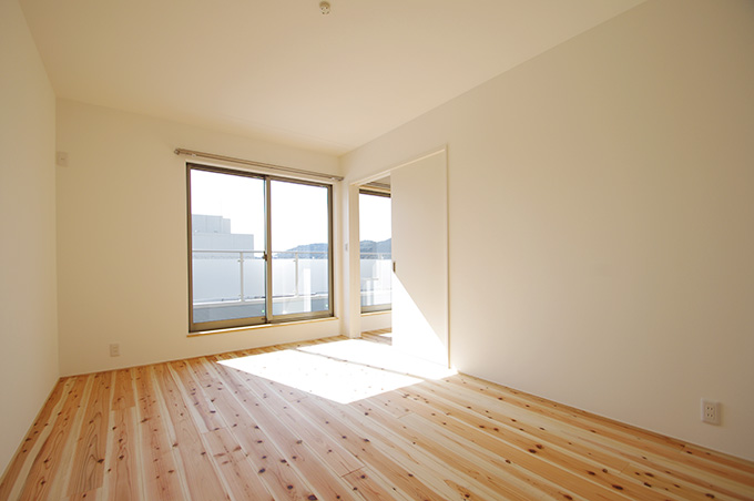 寝室　ﾊﾞﾙｺﾆｰ手摺がプライバシーを守りながら光を通す