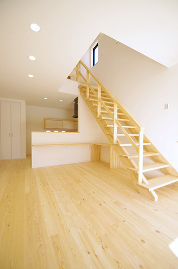 圧迫感を与えず、温もりを感じさせる木製のストリップ階段