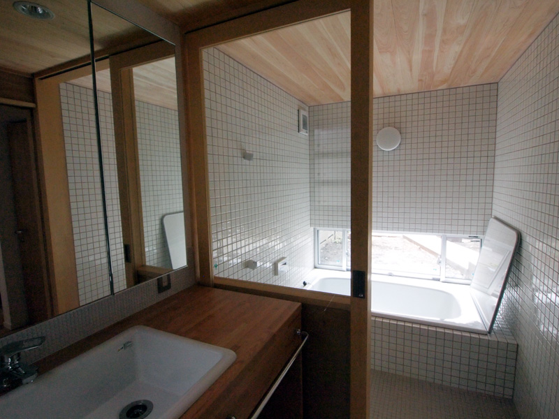 タイル貼りの浴室