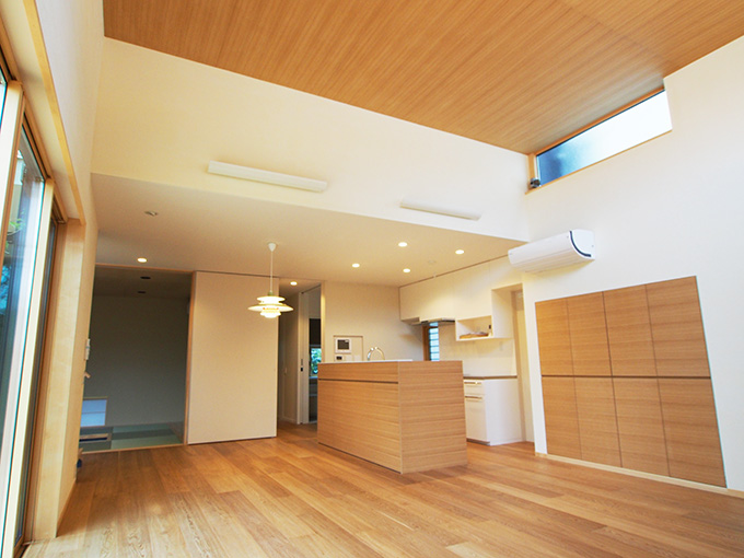 吹抜とハイサイドライトの開放的なリビング