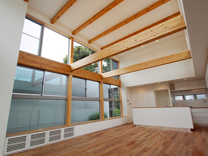 無垢材の梁が印象的なリビング