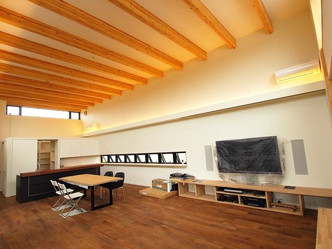 天井高のある開放的なリビング