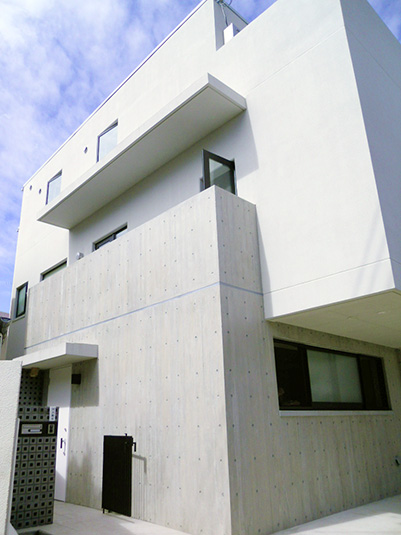 白いブロックが無機質に並ぶ外観