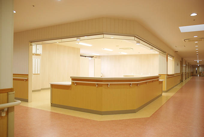 見晴らしの良い緩やかなカーブの受付