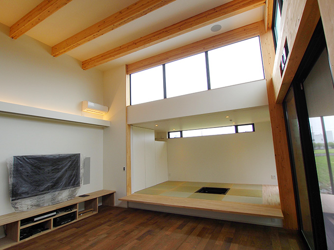 ハイサイドライトの明るい室内