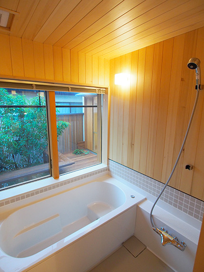 中庭に面した緑を望む浴室