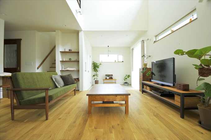 インテリアと吹き抜けが魅力 光あふれるナチュラルな家　-　リビング