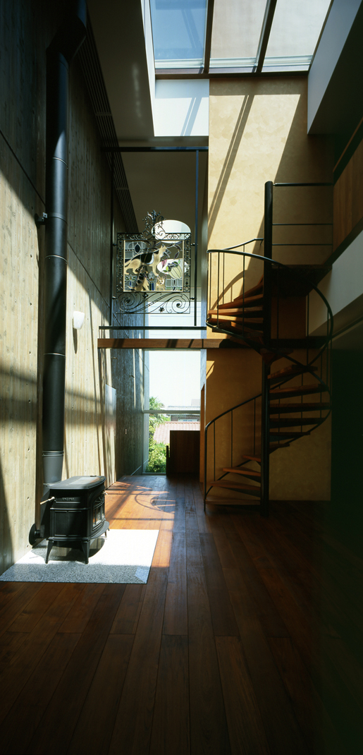 暖炉を中心に吹き抜けたリビング