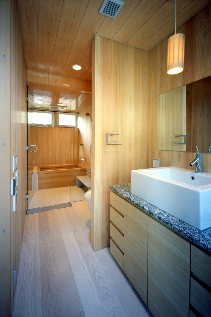 和室のゲストルームの奥には桧風呂を設置