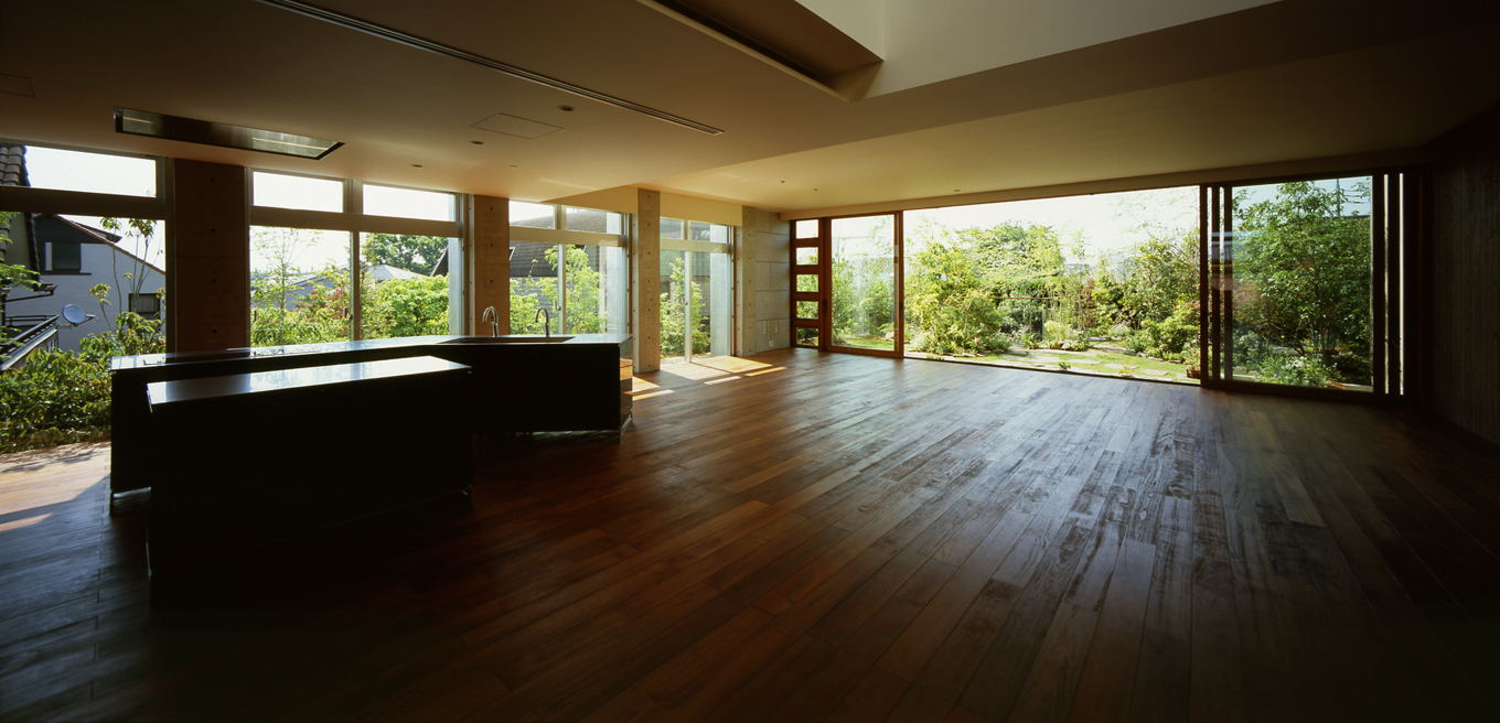 広いLDKの先の庭には、緑が生い茂るイングリッシュガーデン