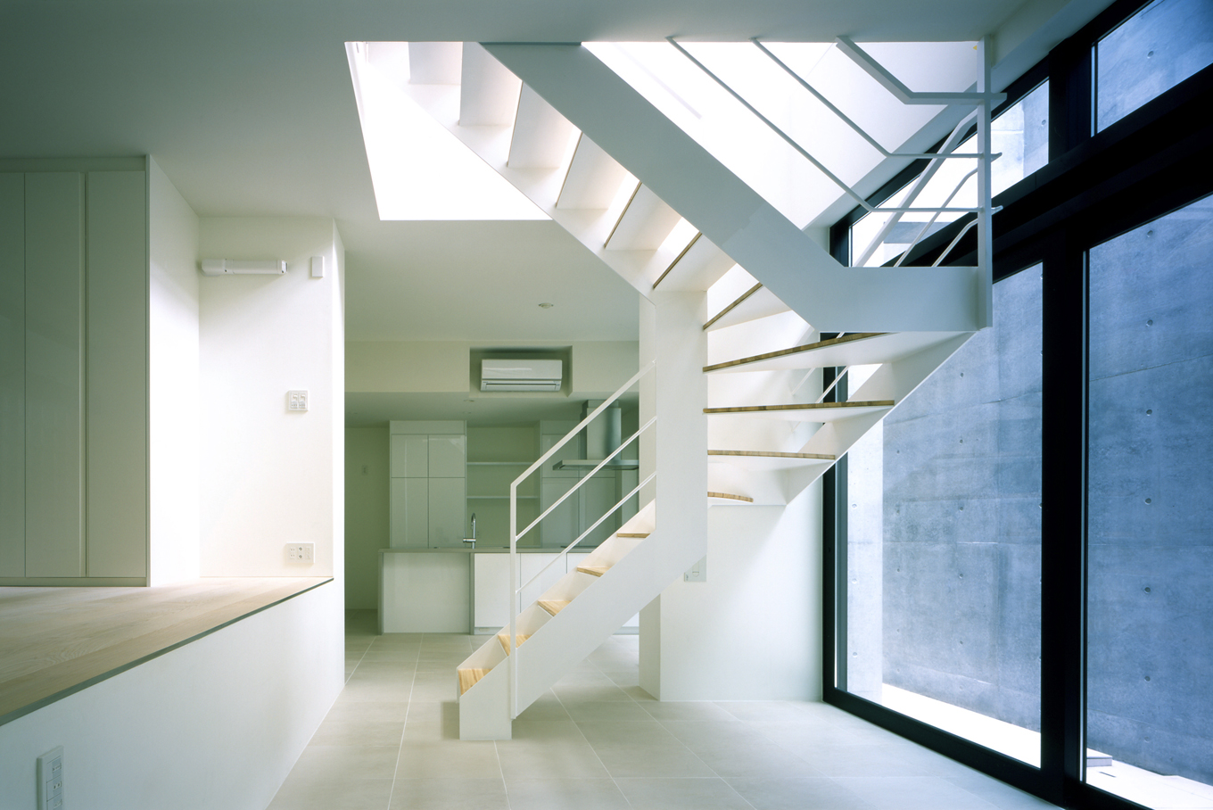 白を基調に室内を明るく演出