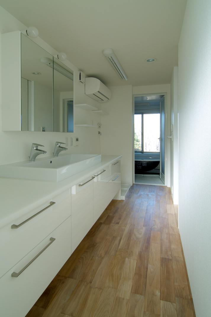 白を基調にした洗面脱衣室