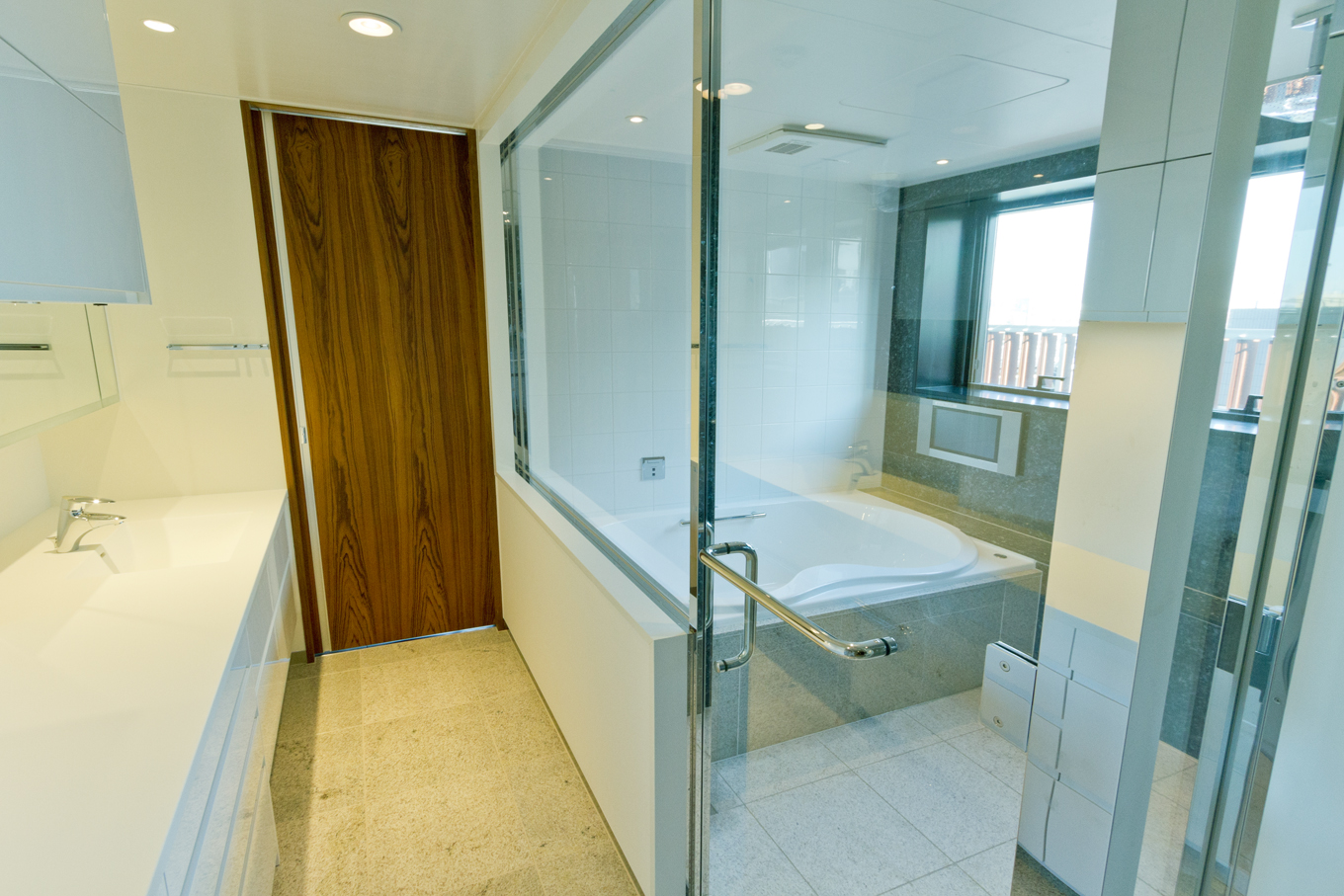 窓の位置が限定されるレイアウトで、より光を取り入れる方法