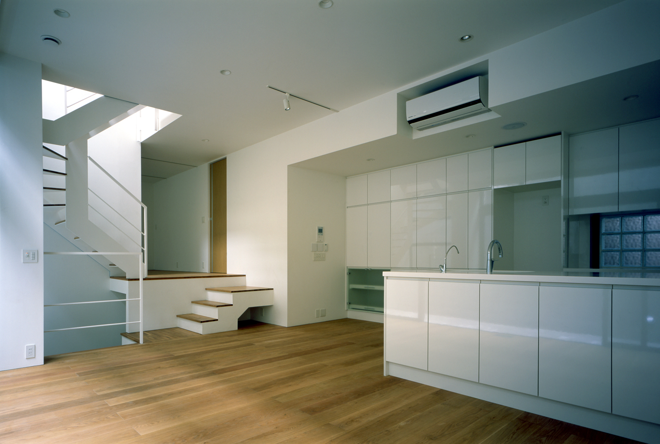 床材、扉材をナチュラルに、キッチンは壁と同色でナチュラルモダンに..