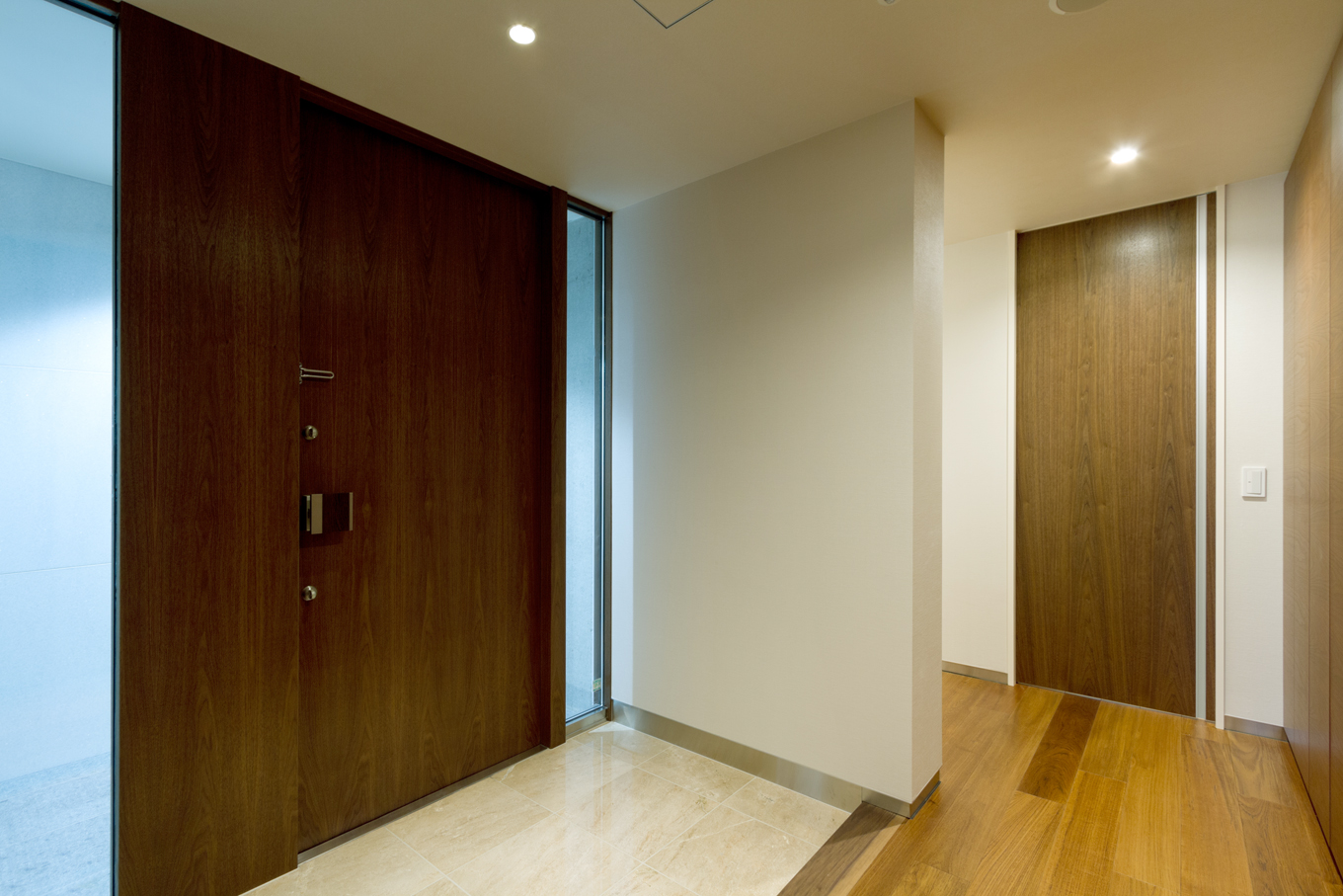 空間の余裕のある、重厚な玄関