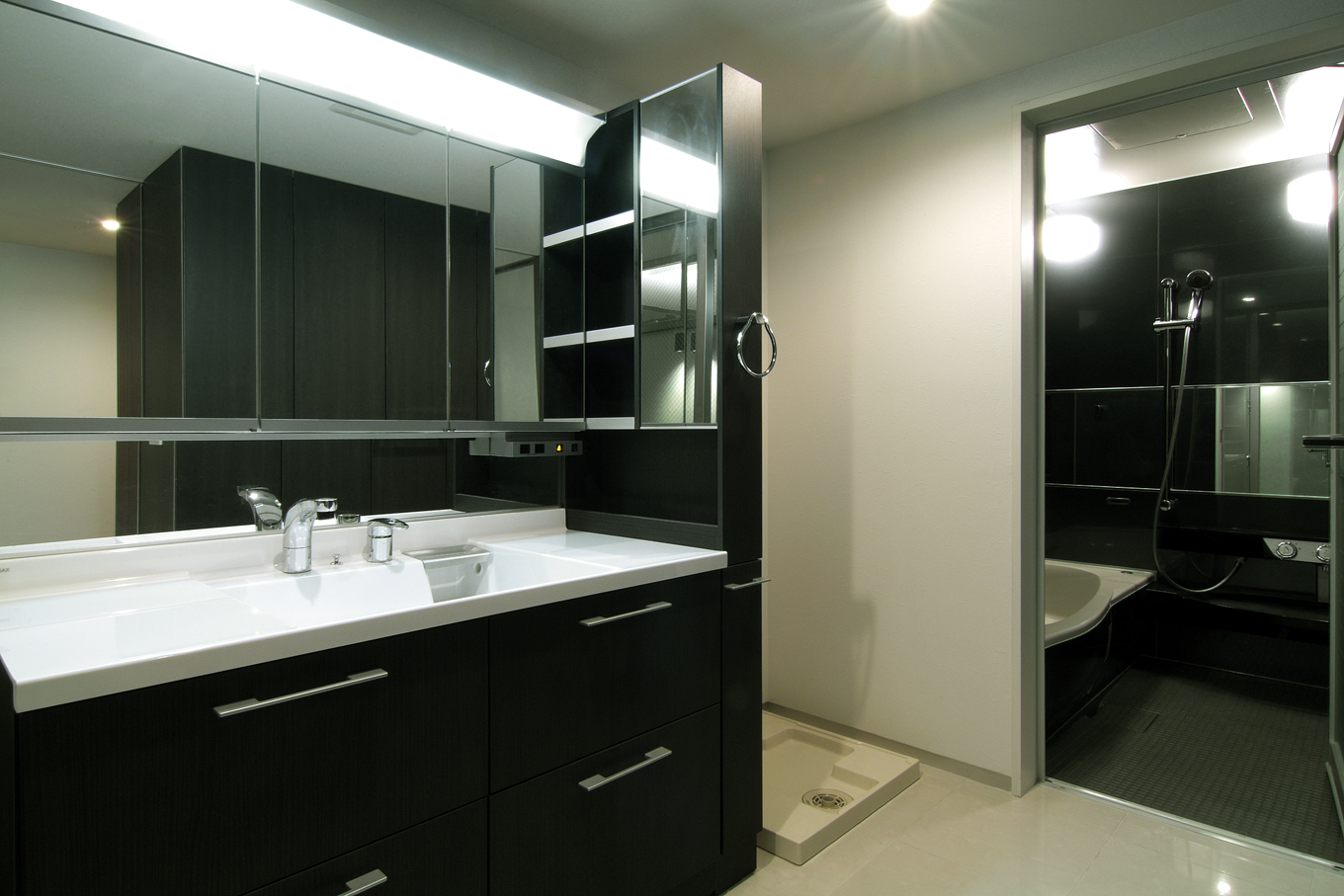 落ち着いた色合いの洗面室と浴室