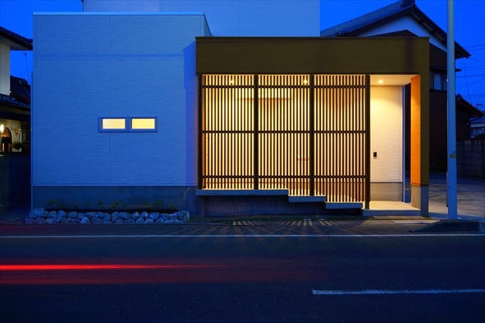 ルーバーと片持ち階段が印象的な外観