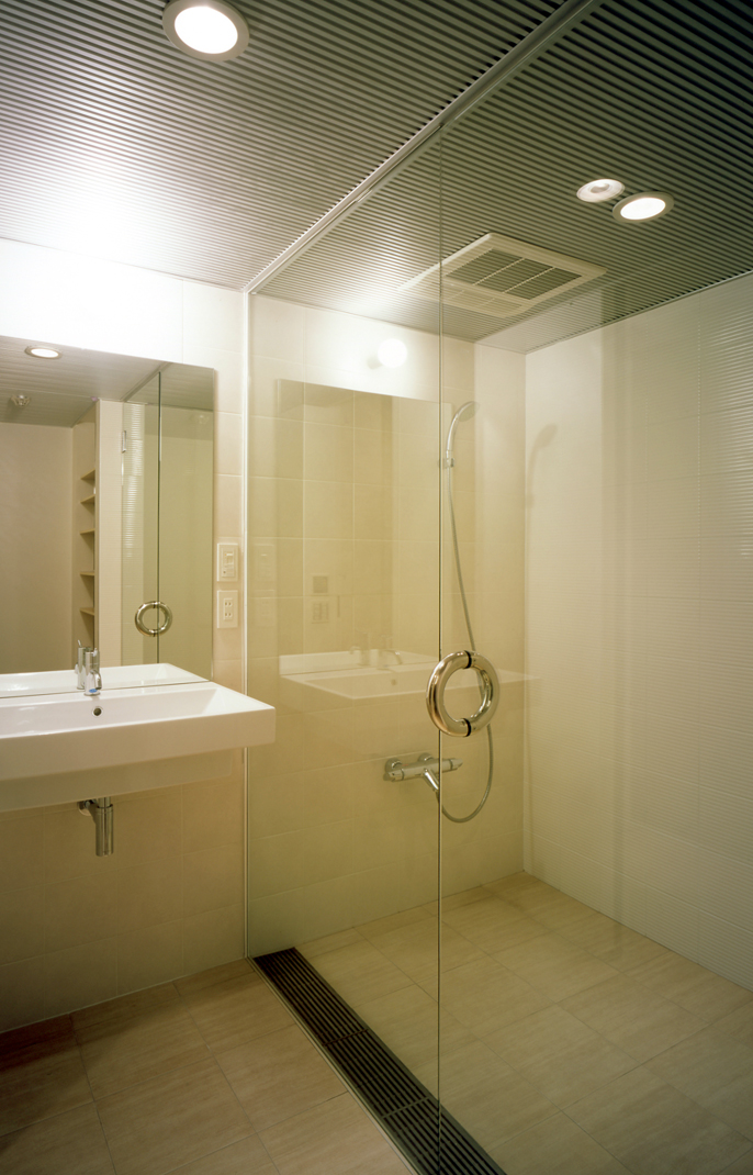 ガラスを使って広く明るく見せる、プライベートシャワー室