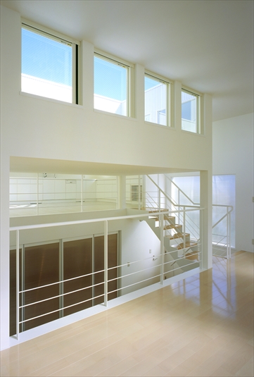 リビングよりホールを見る