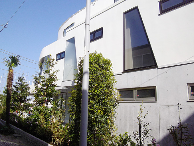 不規則な窓が多数並ぶ外観