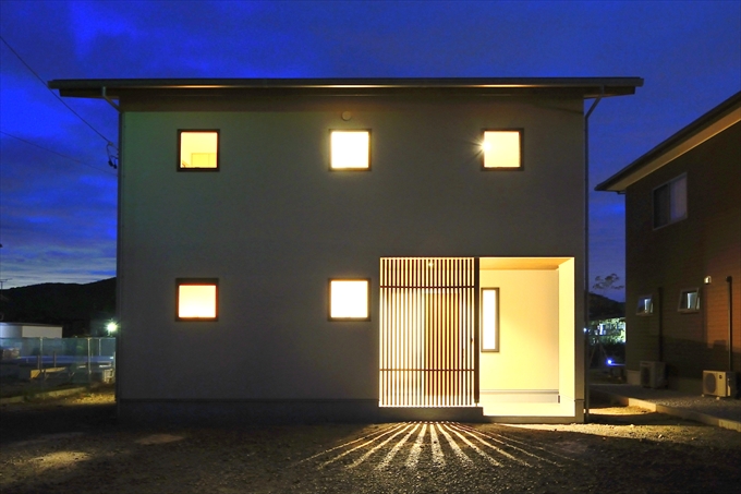 シンプルにまとめられた道路側の外観の夜景