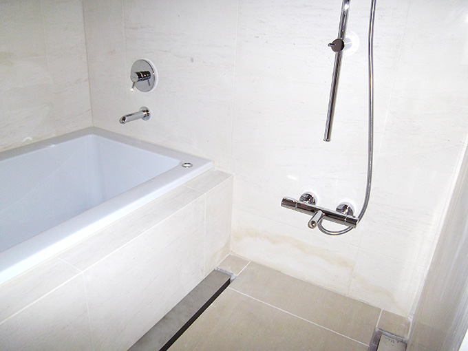 白とシルバーのスタイリッシュな浴室